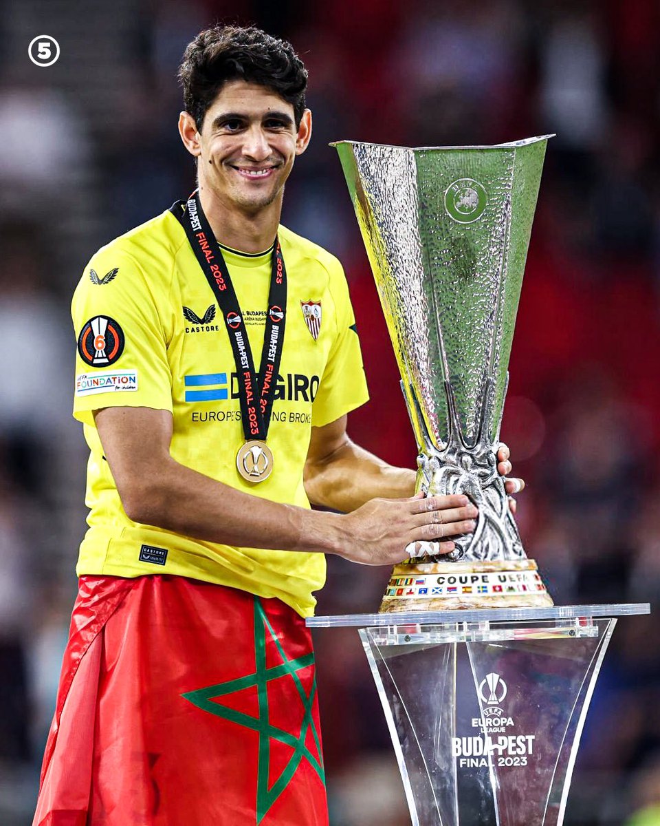 Here he is 😍🇲🇦
Smiling and flexing with the trophy 🏆🤩