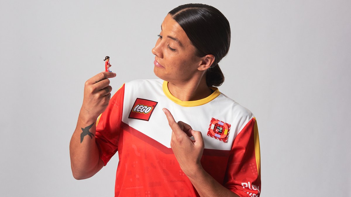 espartanasmx's tweet image. . @samkerr1 aseguró que el futbol ayuda a las niñas a explorar quiénes son, generar confianza y sentirse parte de un equipo, aunque...

"Todavía hay muchos estereotipos que debemos romper", dijo en la presentación de #PlayUnstoppable de @LEGO_Group

📰➡️ tinyurl.com/4xnz7ejk