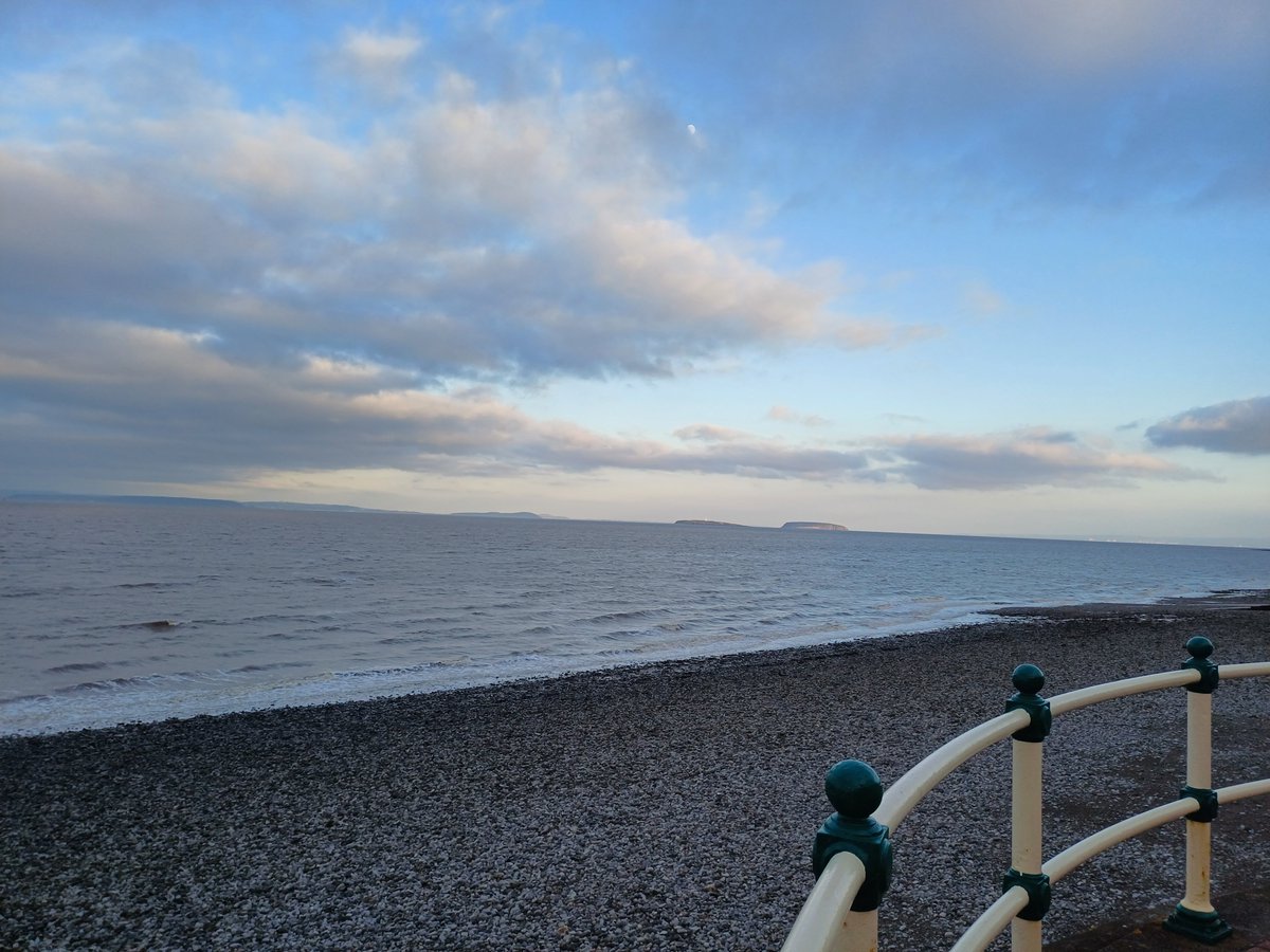 JohngasHann's tweet photo. strange weather in the 🏴 Capital today, but it didnt rain on Penarth 🏖 and was a beaut sunset 💓🌞#LovesTheDiff 💖 ...this City tho 😉 https://t.co/FJciAOIpKp