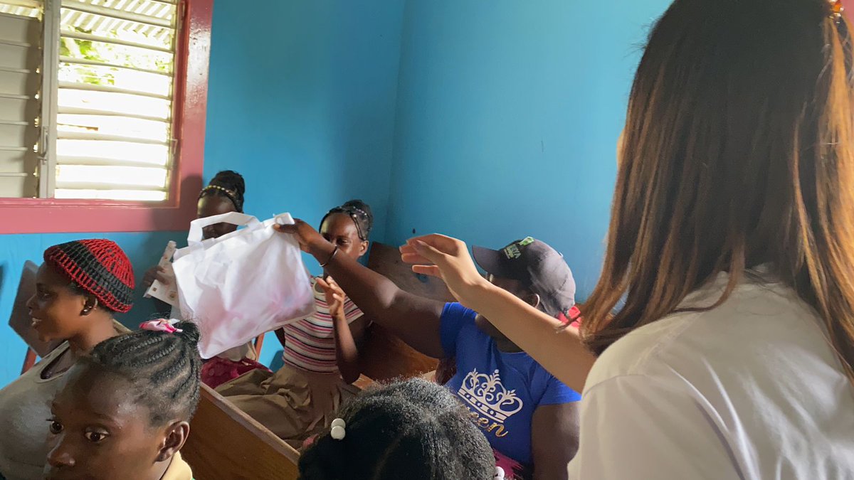 ahfrepdom's tweet photo. #AHFRepDom realizó la entrega de kits higiénicos con de toallas sanitarias para las niñas del liceo Unión Panamericana, el programa @GirlsActIntl en la comunidad Batey Guajabo La Altagracia y del Centro de Atención Integral para Adolescentes en Conflicto con la Ley Penal. https://t.co/3OQYZ6Cs8A