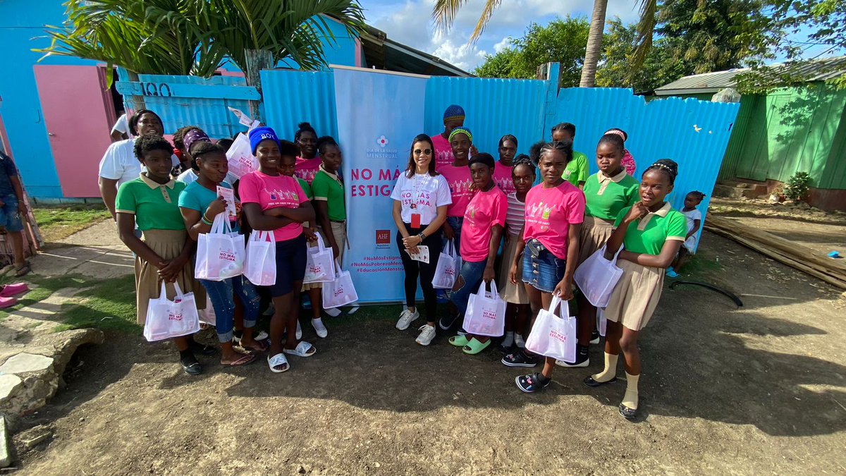 ahfrepdom's tweet photo. #AHFRepDom realizó la entrega de kits higiénicos con de toallas sanitarias para las niñas del liceo Unión Panamericana, el programa @GirlsActIntl en la comunidad Batey Guajabo La Altagracia y del Centro de Atención Integral para Adolescentes en Conflicto con la Ley Penal. https://t.co/3OQYZ6Cs8A
