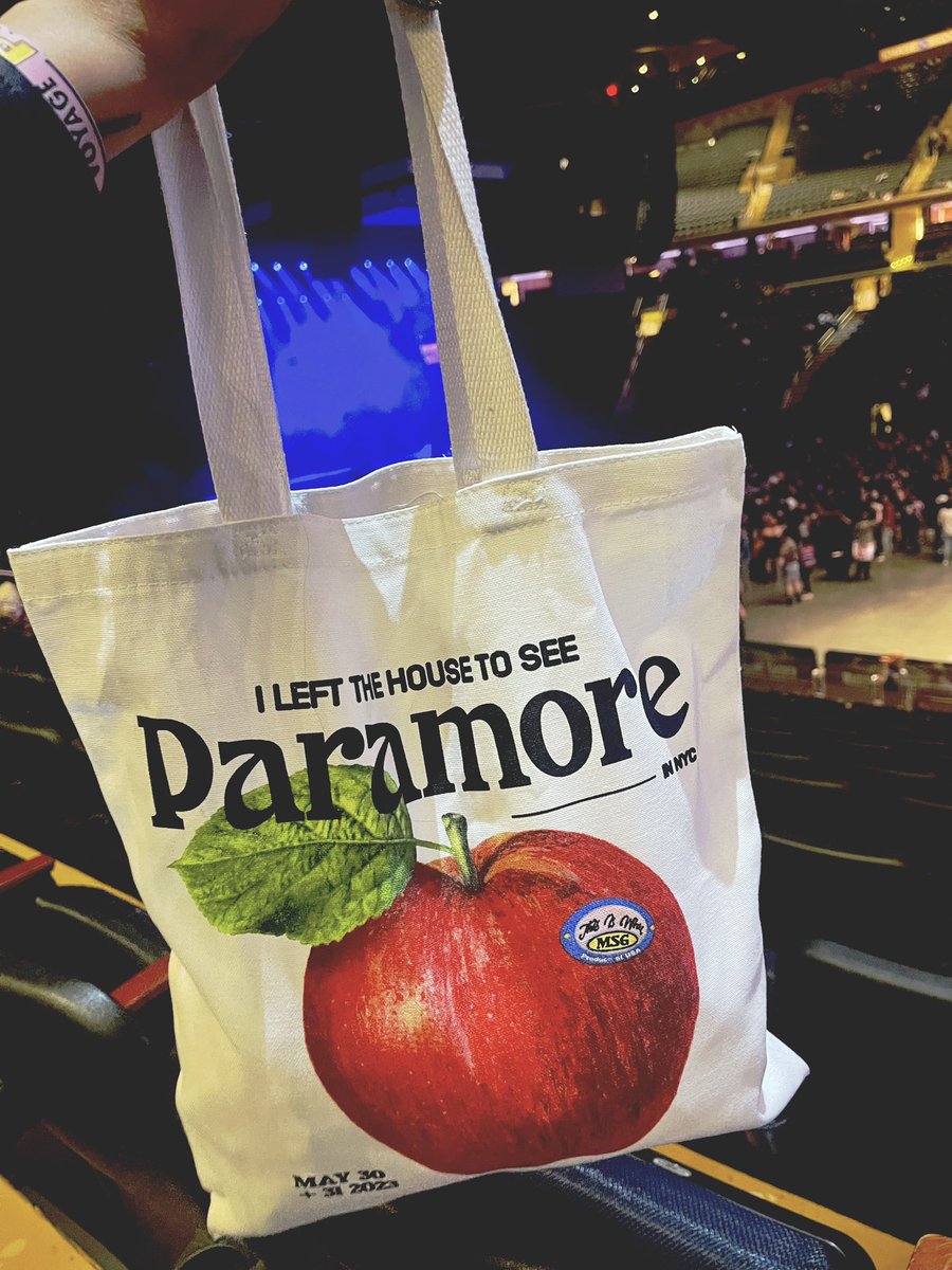 WildSpice87's tweet photo. MSG shirt and bag secured 🥰 happy Paramore at MSG Day 2 to all who celebrate
#paramoremsg https://t.co/fsJ2wHh1rx