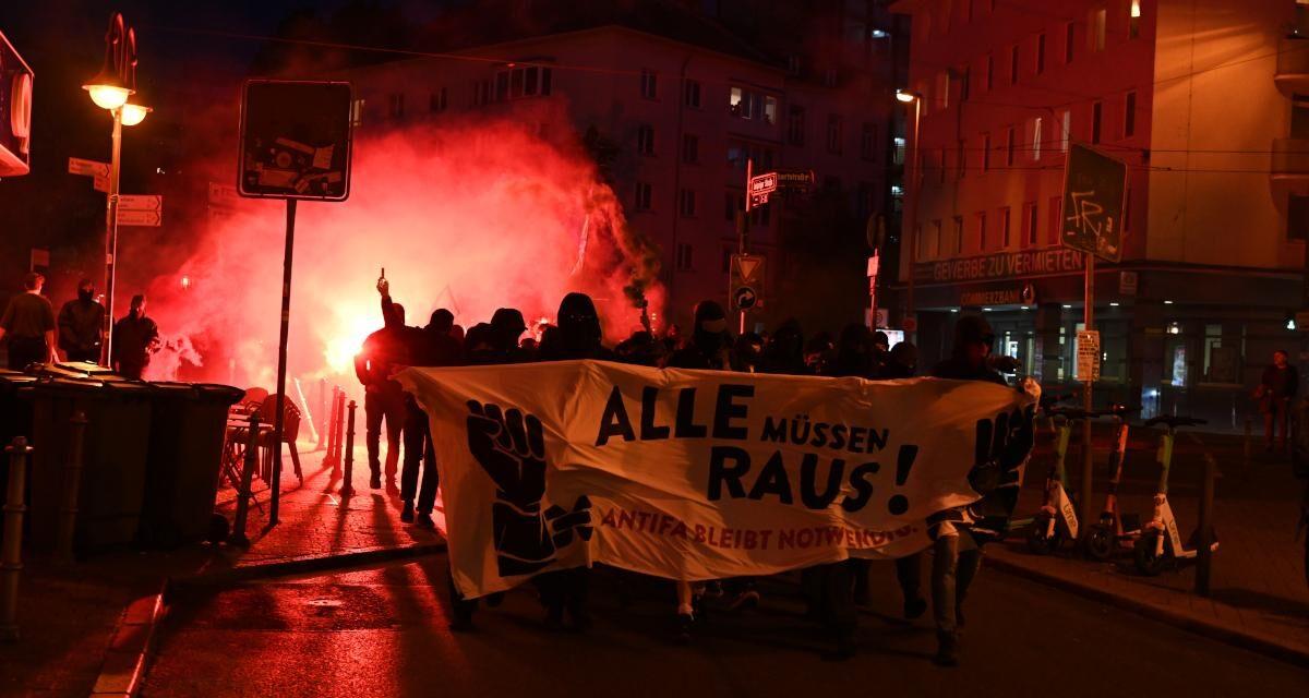 #Frankfurt in der Offensive denn
#WirSindAlleLinX und #WirSindAlle129/a/b

Kraftvolle Spontandemonstration zum Urteil im Antifa-Ost-Prozess antifa-frankfurt.org/2023/05/31/kra… via @AntifaFrankfurt