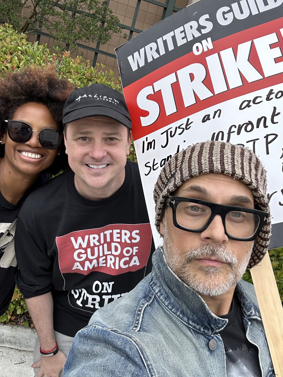 Top notch horror writers out on the picket today. Saw some old colleagues @junkyardmessiah from #theoriginals @ben_edlund from #supernatural of course @jonrog1 from #leverage and the ever delightful @flanaganfilm #wgastrong #sagsupportswga stronger together