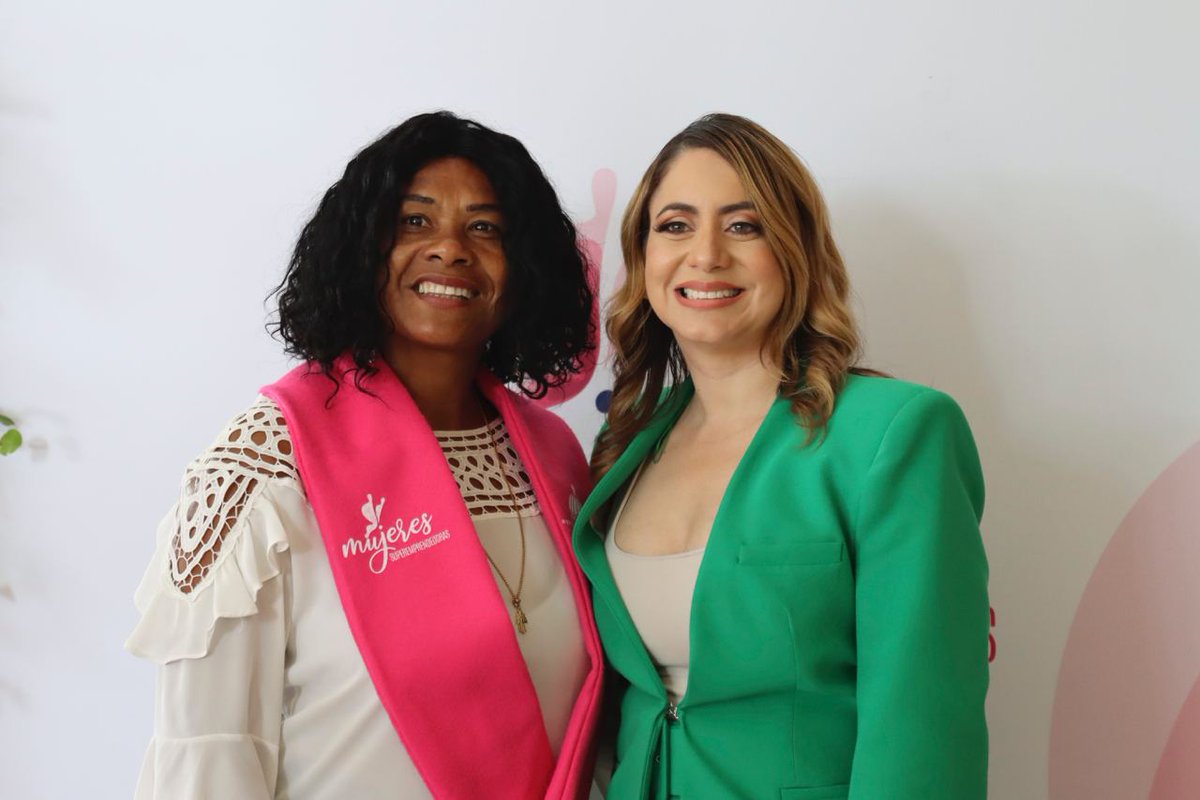 GloriaReyesG's tweet photo. Muchas de ustedes pensaban que superarse era imposible, pero gracias a sus acciones y el apoyo de nuestros aliados, @Mic_RD, @Visa, #Mio y #Alnap, que apostaron a su crecimiento y emprendimiento, hoy ese imposible, es una realidad. https://t.co/AYqVAnwSac