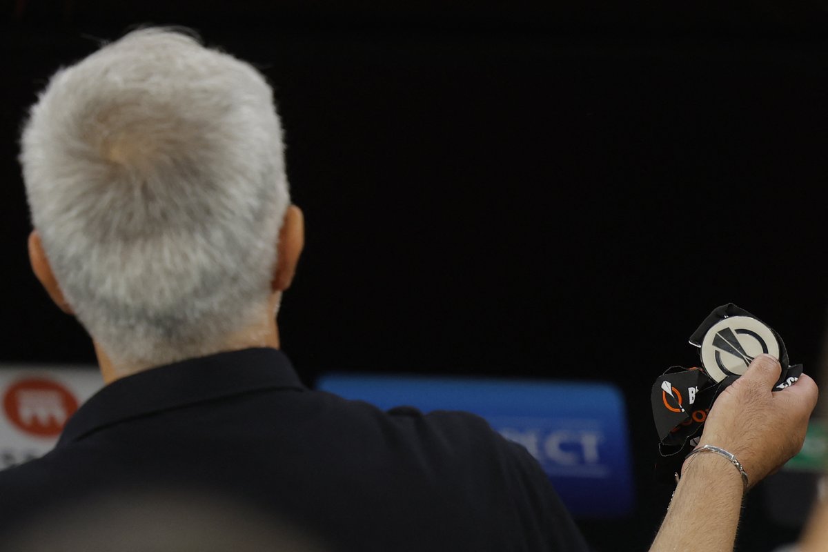 CBSSportsGolazo's tweet image. Jose Mourinho had no interest in keeping his #UEL runners-up medal, instead throwing it to a young Roma fan.🥈