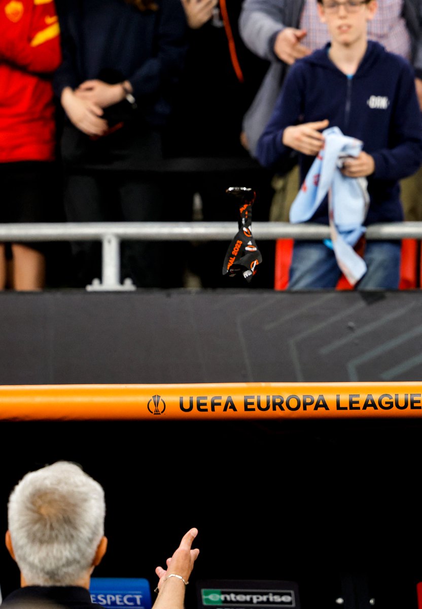 CBSSportsGolazo's tweet image. Jose Mourinho had no interest in keeping his #UEL runners-up medal, instead throwing it to a young Roma fan.🥈