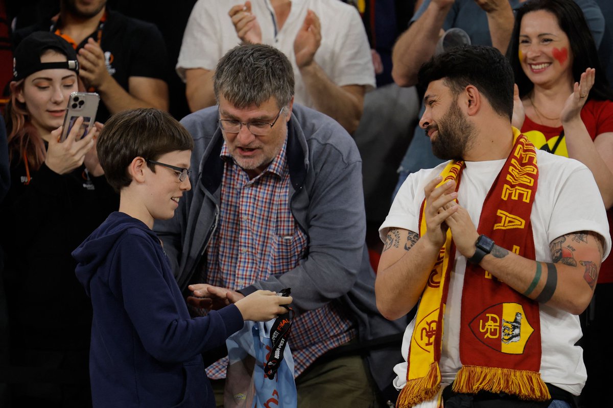 CBSSportsGolazo's tweet image. Jose Mourinho had no interest in keeping his #UEL runners-up medal, instead throwing it to a young Roma fan.🥈