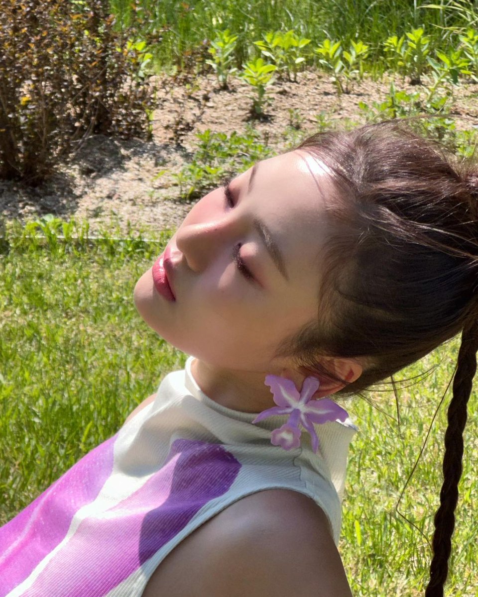 zhuoninge's tweet photo. “Which flower are you?” I’m an orchid. Exquisite, rare, charming, surrounded by beauty, hard to grow (I am a high maintenance girly, what’s new?), and purple. So, if you ask me what kind of flower am I, I would be an orchid. https://t.co/NbcfcphcHM