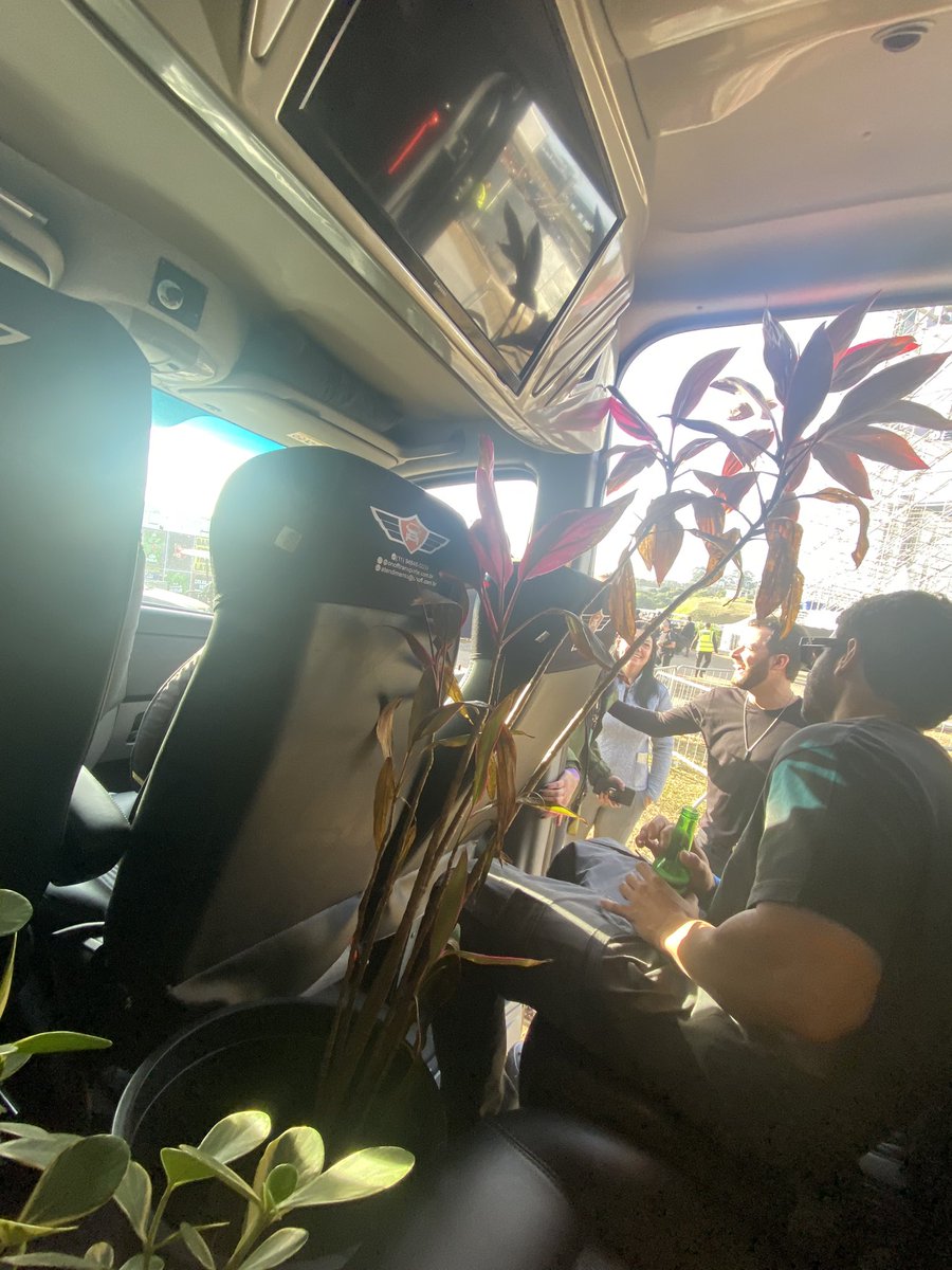 Essa roxinha grandona o motora nao quis levar na van 😢 tivemos que deixar ela lá