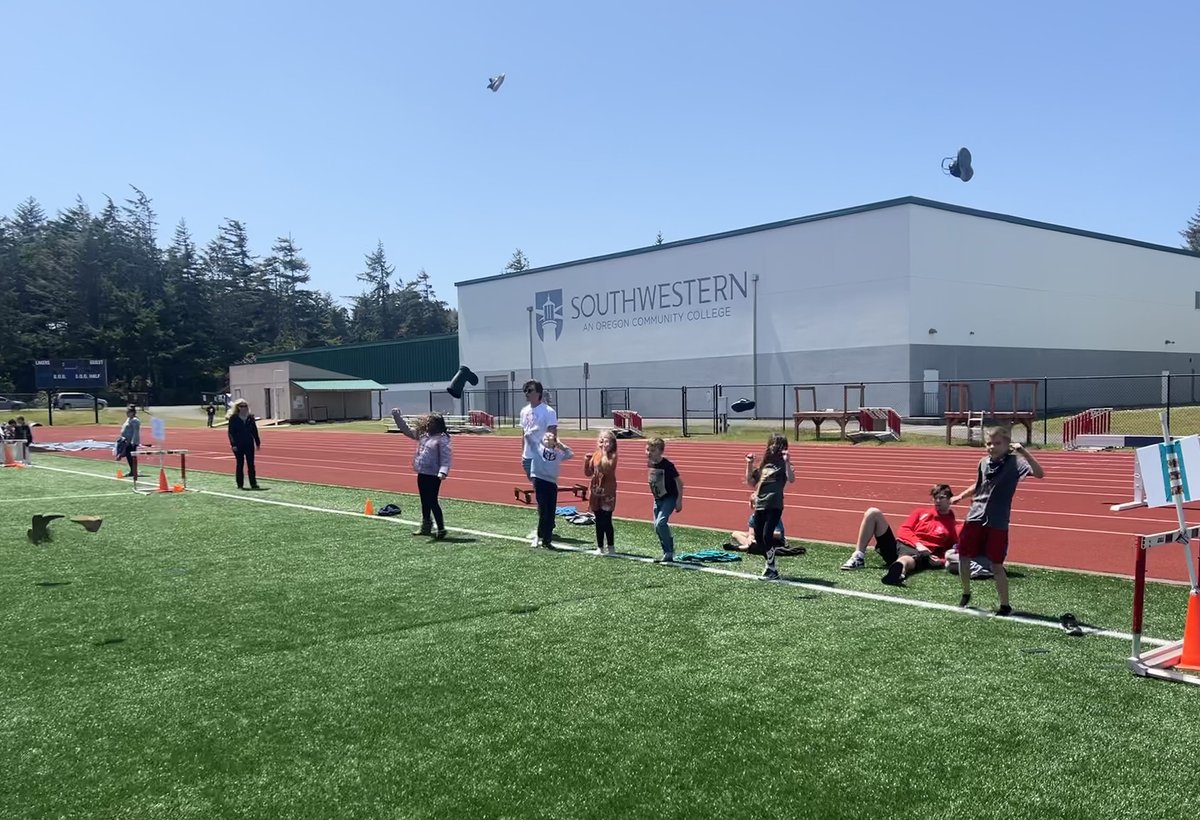 swocc's tweet image. Remember Field Day? 🏃 The best day of the entire school year! Our SWOCC Student Athlete Advisory Committee organized and ran a fun-filled field day for 120 second graders from Eastside Elementary. From the looks of things everyone had a blast.
@swocclakers 
#SWOCCbound