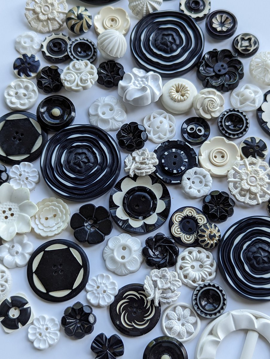 beatonewithme's tweet image. Love vintage buttons? Join my Facebook group!! 

facebook.com/groups/Babushk…
#EtsySeller 
#vintagebuttons
#VintageSewing
#vintagestyle 
#VintageGlam 
#vintagejewelry 
#SmallBusiness 
#Facebook 
#vintagecrafts
#CircularEconomy 
#vintageplastics
#Bakelite