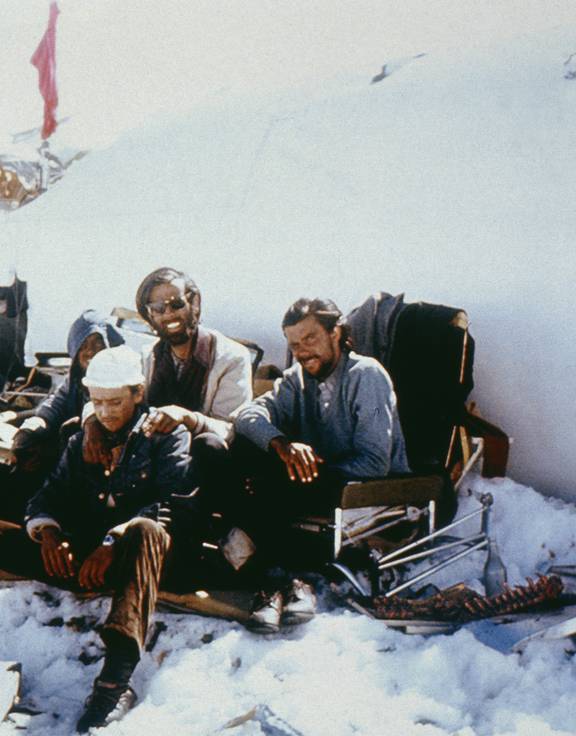 MixupMix's tweet photo. @Morbidful Days later, one more passenger died, and the remaining survivors found a radio, which revealed that the search had been axed, leaving them with little hope.🙏🏽🚩

#Hope #crash #alive https://t.co/DU2IZECZPh