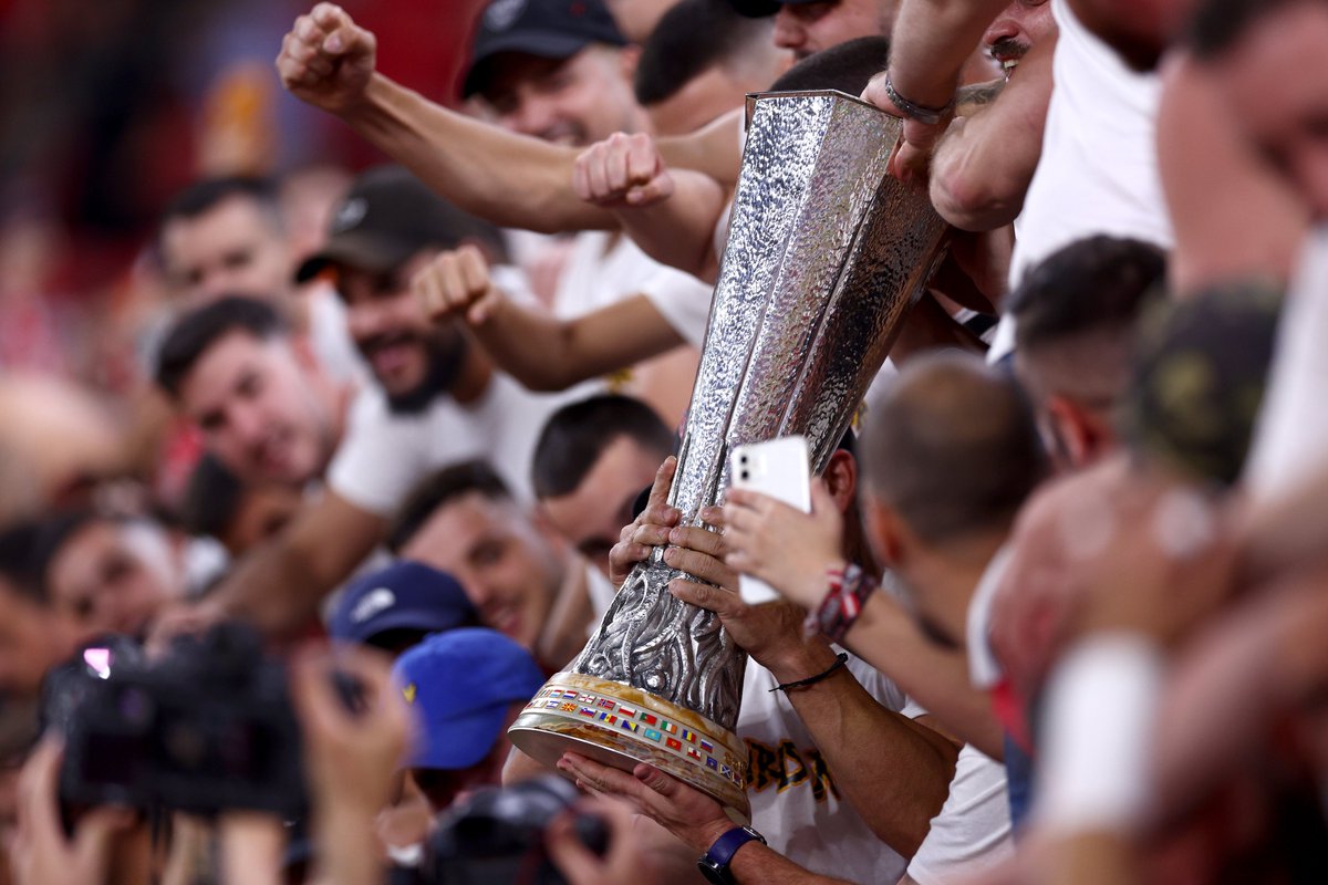 MPlusDeportes's tweet photo. Los que ganan en el campo.
Los que ganan en la grada.

Cuando peor estaba el Sevilla peleando por no descender, más apretó su hinchada.
Hoy invadió el campo. ¿La respuesta de los jugadores? Abrazarles, celebrarlo con ellos y darles el trofeo para que lo levantaran. #UELfinal https://t.co/KSSIZXUr2M