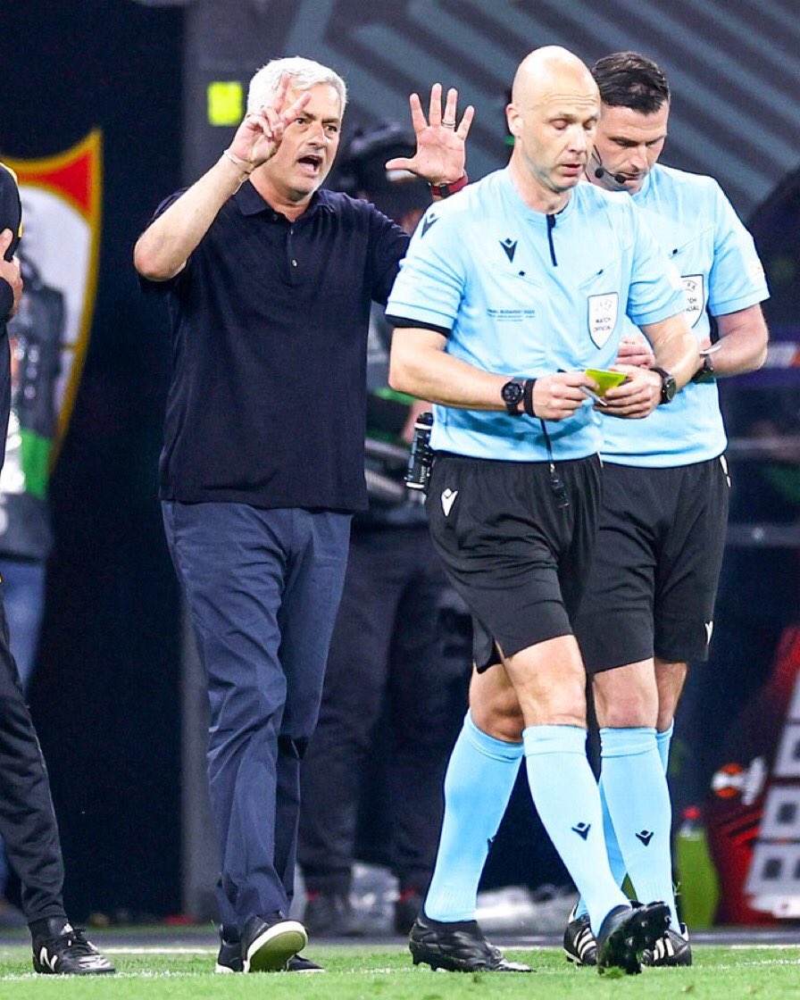 Anthony Taylor, awards a penalty to Sevilla without consulting VAR, then overturns same after VAR intervened. Denied Roma a penalty without consulting VAR, and decided against consulting VAR or hearing from them for reasons best known to him. Just superb👎🤦‍♂️.