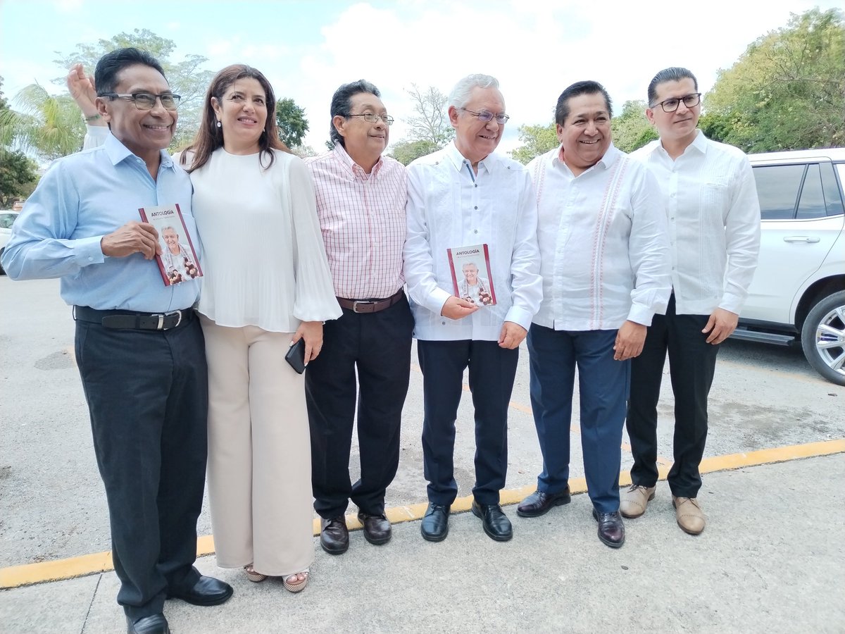 #EducaciónSuperior En el marco de la firma del convenio entre el <a href="/GobQuintanaRoo/">Gobierno Quintana Roo</a> <a href="/MaraLezama/">Mara Lezama</a> a través de <a href="/EducacionQR/">SEQ Educación</a> <a href="/GorocicaCarlos/">Carlos Gorocica</a> y el <a href="/GobiernoMX/">Gobierno de México</a>  <a href="/TecNM_MX/">TecNM</a> <a href="/Ramon_Jimenez_L/">Ramón Jiménez López</a> entregó el libro #Antología a las autoridades locales mencionando el enfoque Humanista del proyecto