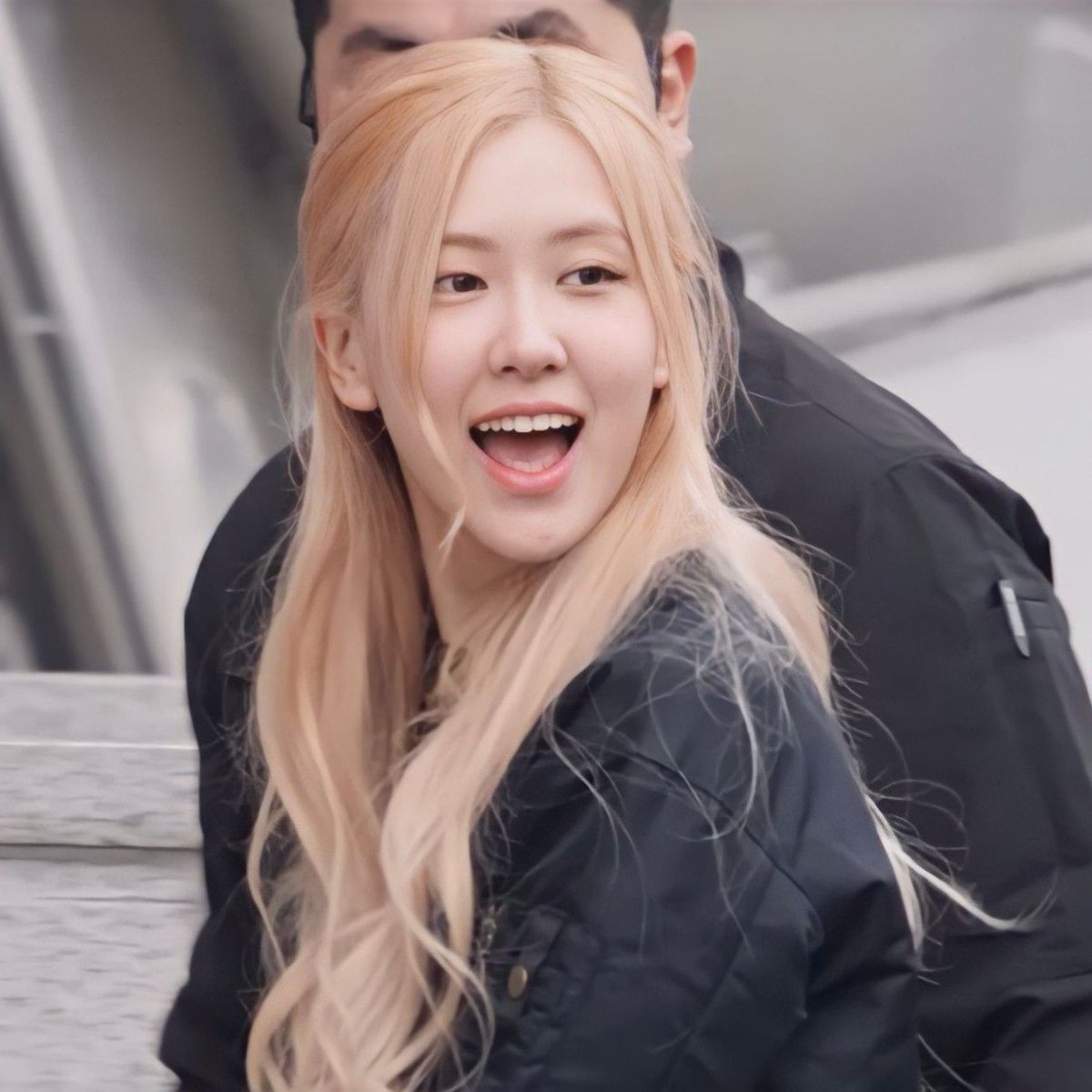 rshourly's tweet photo. #로제 #ROSÉ https://t.co/5bkFOQtbIe