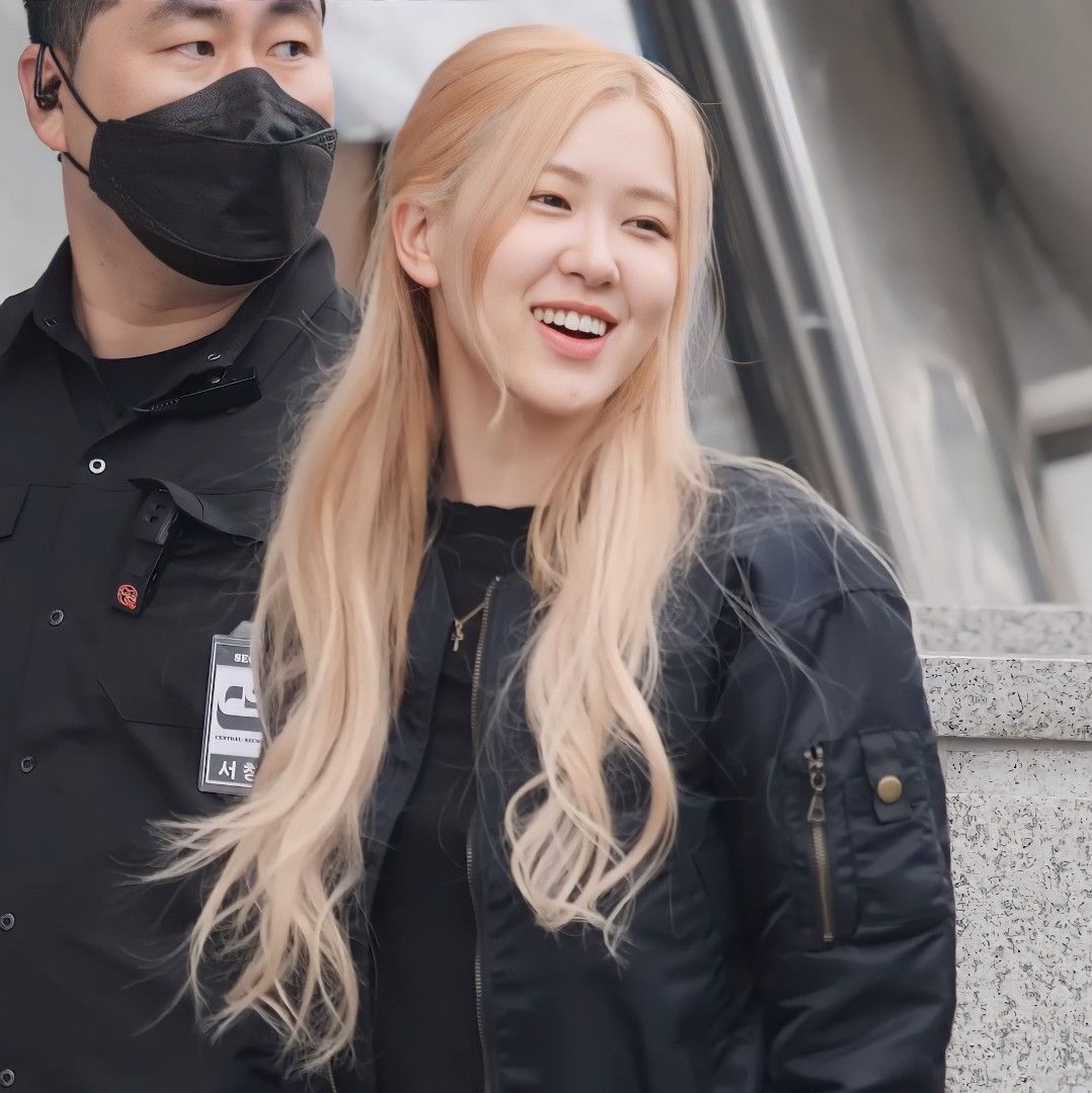 rshourly's tweet photo. #로제 #ROSÉ https://t.co/5bkFOQtbIe