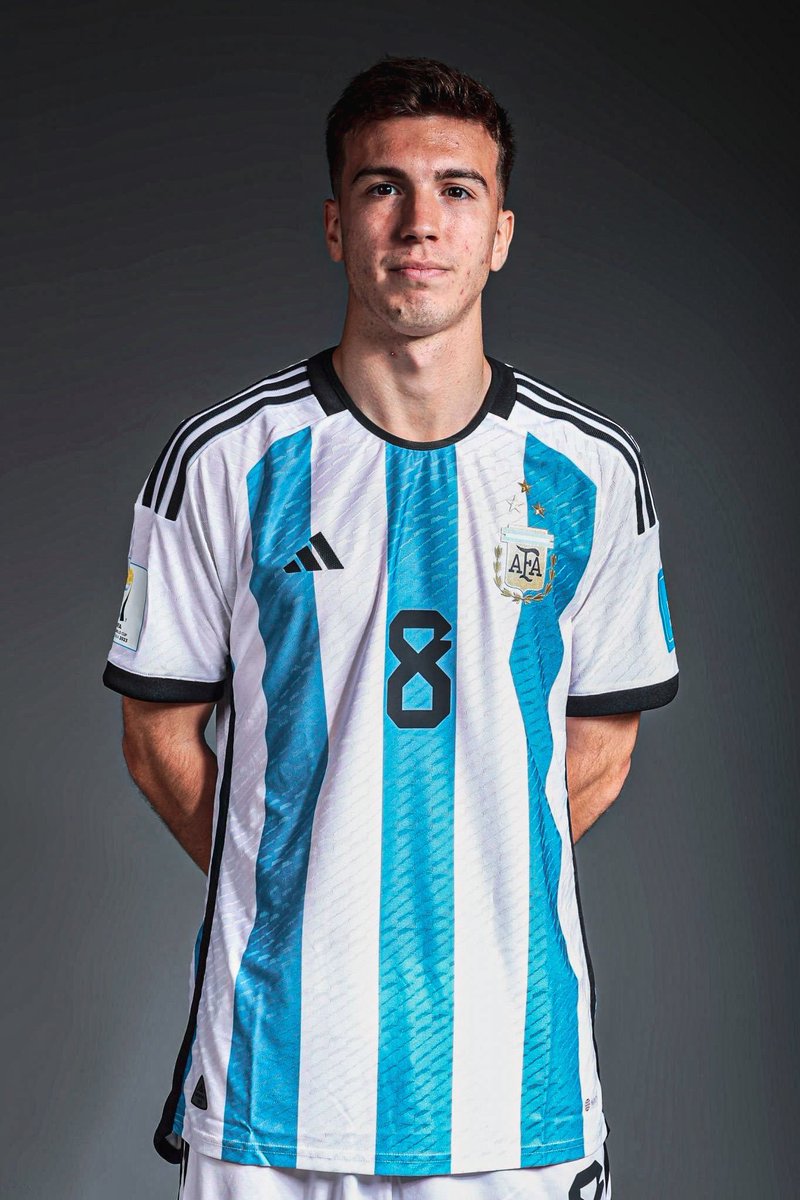 luis_delpi's tweet photo. Solo paso a recordarles que Menoscherano decidió dejar en el banco a un jugador del Manchester City y de la Juventus para que jueguen los jugadores de su representante. https://t.co/d18bcff2S2