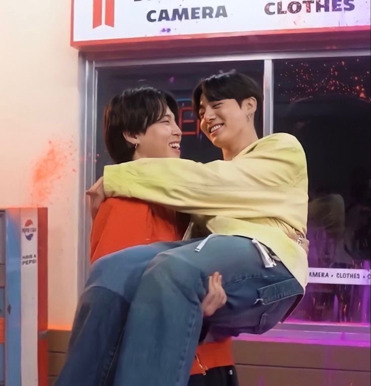 formingukkie's tweet photo. Aprenda com o Jimin como cuidar do seu Jungkookie, a thread; https://t.co/VXMT2Bp8Gf