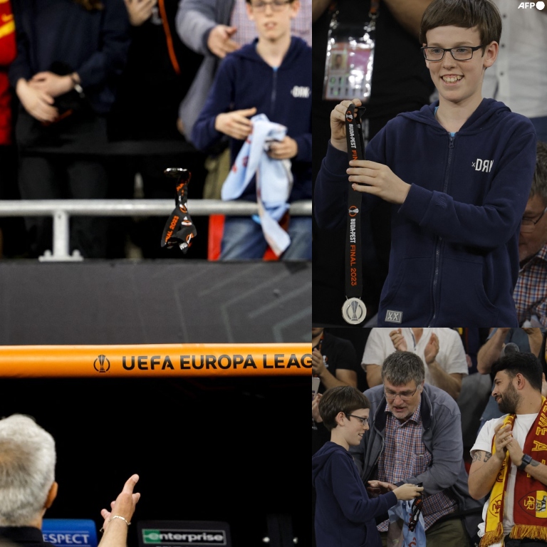 Jose Mourinho NO se quedó con la medalla de subcampeón de la UEFA Europa League. Prefirió quitársela y obsequiársela a un pequeño aficionado.

No es algo nuevo en la carrera del DT portugués. Lo viene haciendo desde hace tiempo (regalar sus preseas). De hecho, hace unos años,