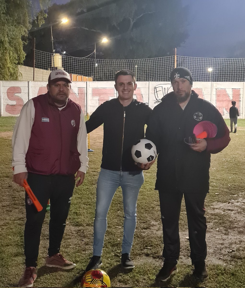 nachomoroni's tweet photo. Una inmensa alegría poder colaborar con el club EFI de #Chingolo, haciendo entrega de material deportivo para que los más de 100 chicos que entrenan se puedan seguir desarrollando.
Los clubes de barrio de #Lanús son grandes protagonistas en nuestro proyecto de ciudad. 💪🏻 https://t.co/5OZgF41vi3