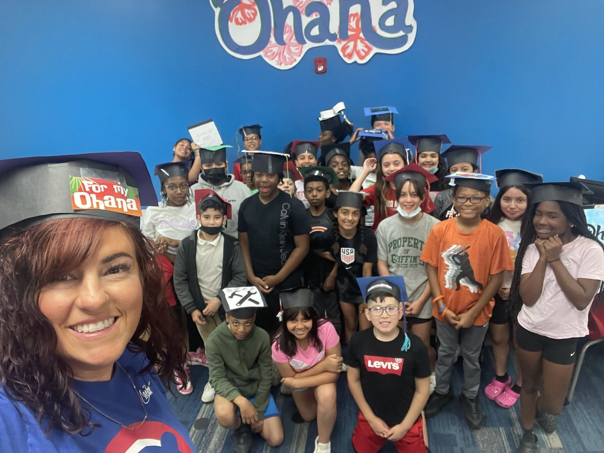 teachbeaty's tweet photo. We made our graduation hats @SerenaHills_161 https://t.co/M8qbgyyXrg