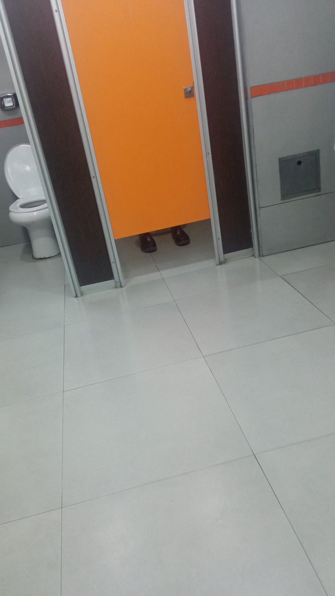 habia un baño tapado hoy en mi laburo y como no queria destaparlo lo cerre x adentro puse unas botas e hice como q estuvo ocupado todo el dia. yo no domino el mundo xq no tengo ganas