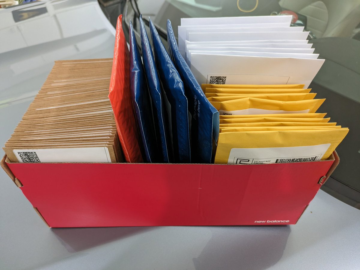 CardGeneral's tweet image. Another day another box of mailers. Love seeing people take advantage of our discount program. The more you buy the more you save! #collect #thehobby