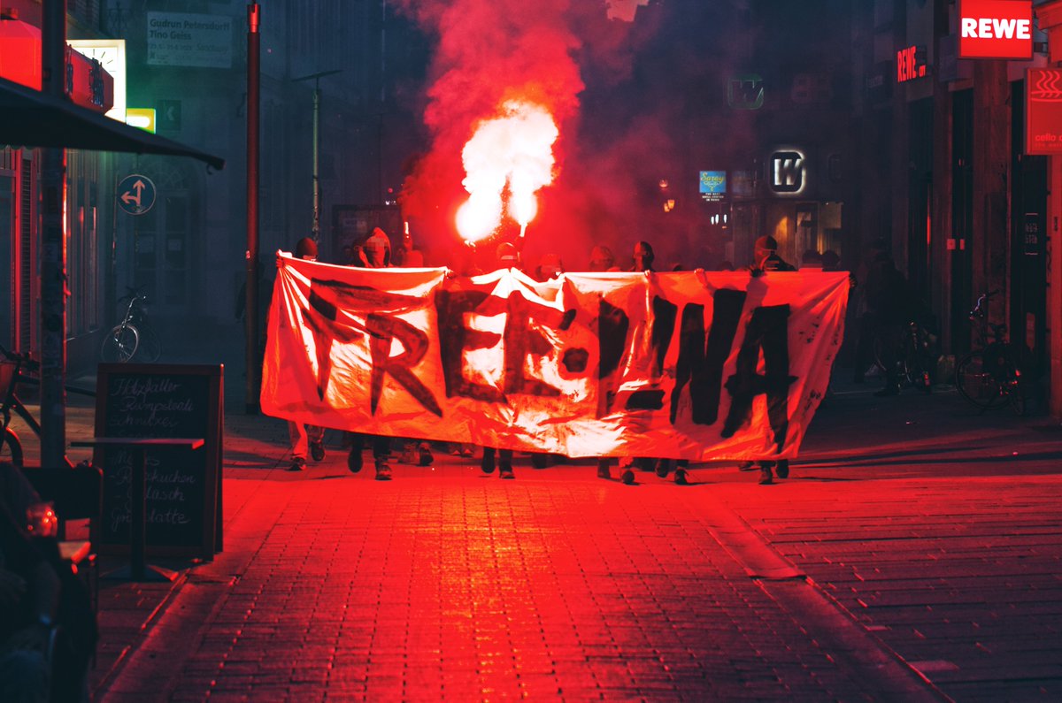 31.05.2023 – Rund 150 Personen zogen am Mittwochabend mit einer wütenden Spontandemonstration durch #Göttingen anlässlich der Urteilsverkündung im #AntifaOst-Prozess. (1/4) #LinaE #FreeLina