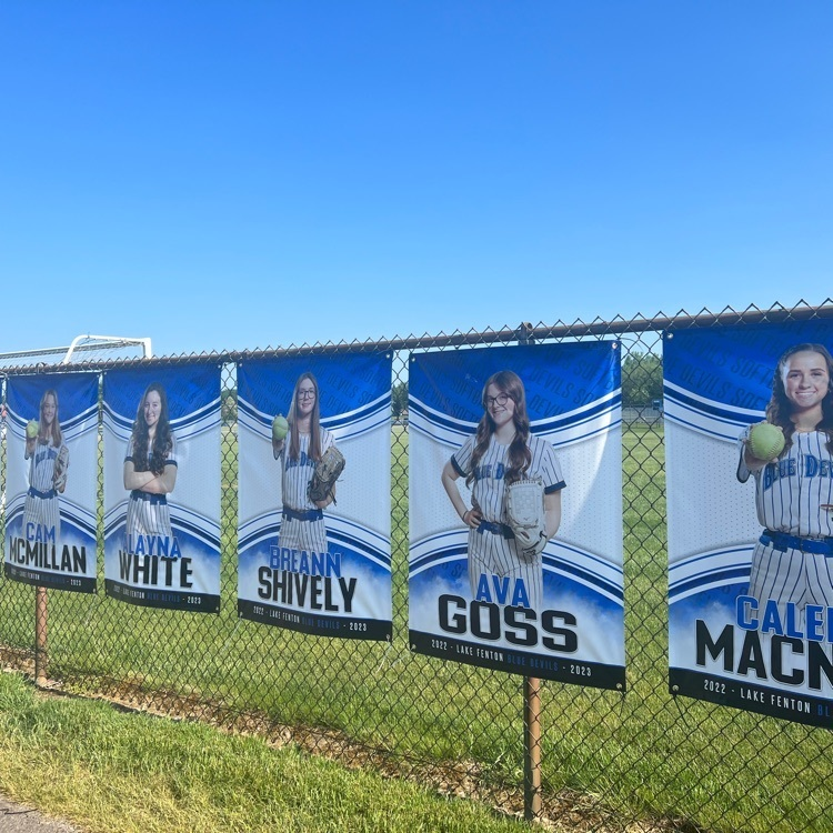🥎Tonight was Senior Night for our LF Softball Team!  Of course, they celebrated with a win!! Congratulations, Ladies!💙🤍
#LFLeads