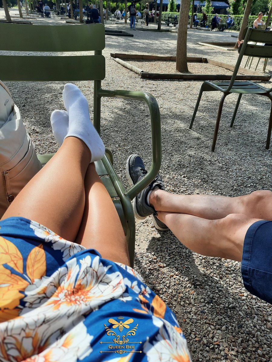 In dem 'Jardin du luxembourg' eine Weile die Füße hochlegen. Queen oben, Vieh unten! Ordnung muss sein. 🤭
#jardinduluxembourg #Paris #relaxing #queenlife #slaveforlife