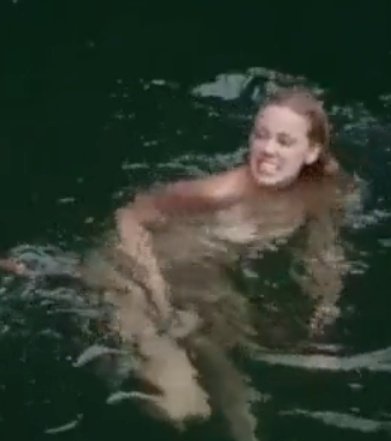 pauldepp07's tweet photo. #GetWellSoonJohnnyDepp
If JD hadn't fallen into the trap of this narcissist who bombarded him with what he believed to be love and imitated her tastes to look like a soul mate,today we wouldn't know about the existence of this overused fish market.
#AmberTurd's performance ⬇️ https://t.co/4aITuB2nZp
