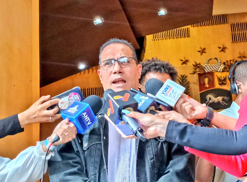 Apreciamos este #31May en la reunión de la <a href="/Comision_PPPyC/">Comisión Permanente del PP y Comunicación de la AN</a> la presentación del Proyecto de Reforma de la Ley de Comunicación del Poder Popular. Instrumento que fortalecerá los derechos de las y los comunicadoras populares, y los medios alternativos y comunitarios.

#ElSurRenace