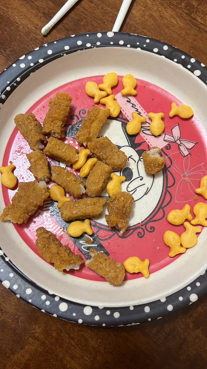 SiCuSam's tweet photo. I just pinky promised my 2 year old I’d give her a cookie after she finished her chicken. She then proceeded to say she was done eating her chicken. 😑 https://t.co/xWofvqKQ0i