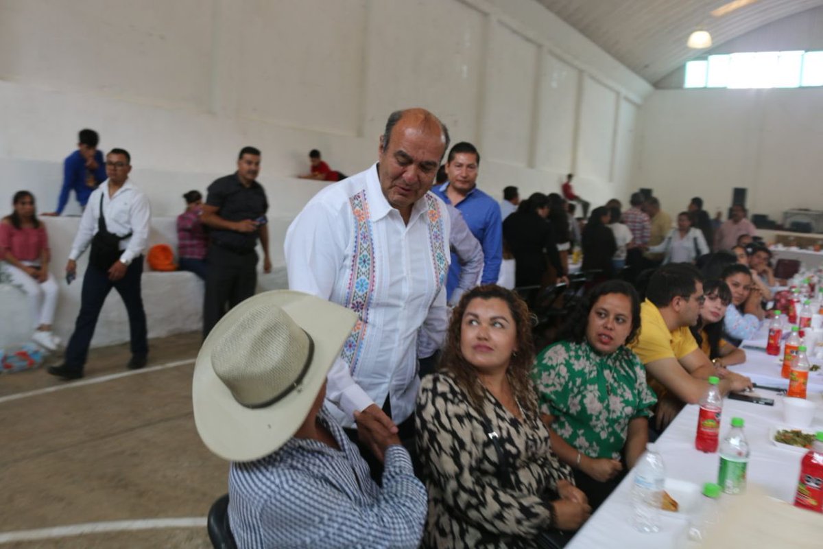#MaestrasYMaestros de #Tlahuiltepa y de personal jubilado de la región reciban el reconocimiento del gobierno que encabeza <a href="/juliomenchaca_/">Julio Menchaca</a> por su labor docente; ustedes son la figura central después de los padres en la formación de la niñez.

Agradezco al presidente municipal