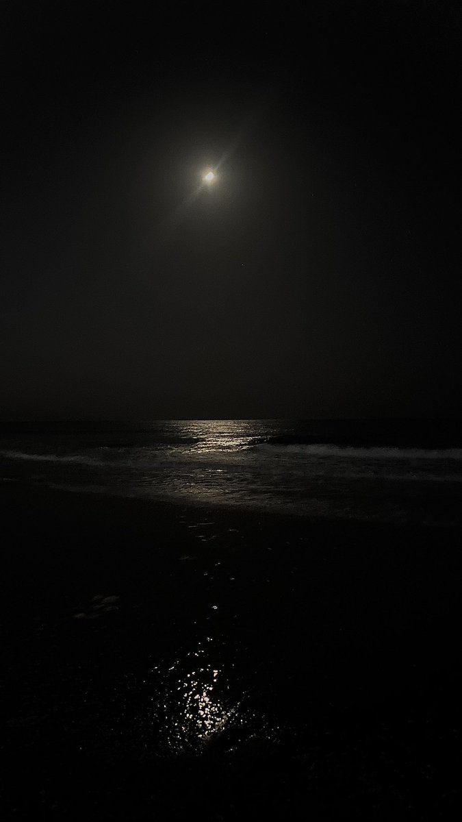 اللي عشق له قمر تستصُغر عَيونه نجوم ♥️.