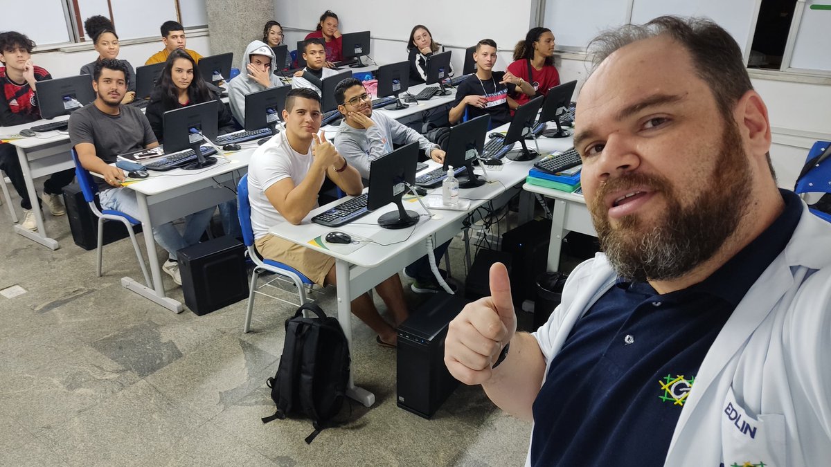 profedlin's tweet photo. Alunos do @cebracjoinville #adm #aac da turma #23AAC03 na aula de #twitter #cebrac https://t.co/kI3yRR7CJX