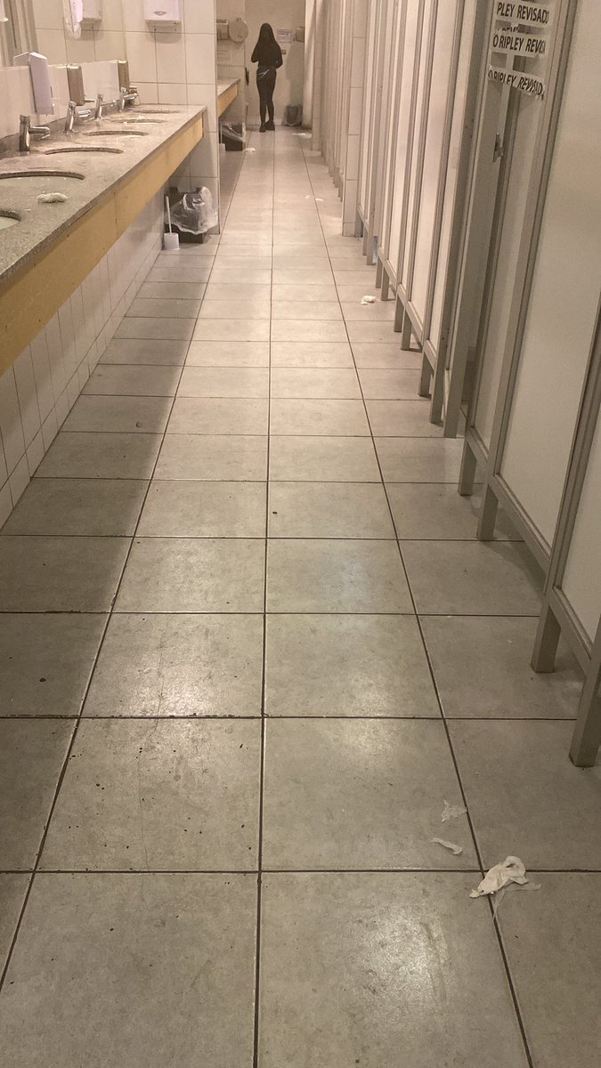 En estas condiciones, se encuentran constantemente los baños de los Trabajadores en Ripley Costanera Center….Hasta cuando <a href="/RipleyChile/">Ripley</a> !!!
