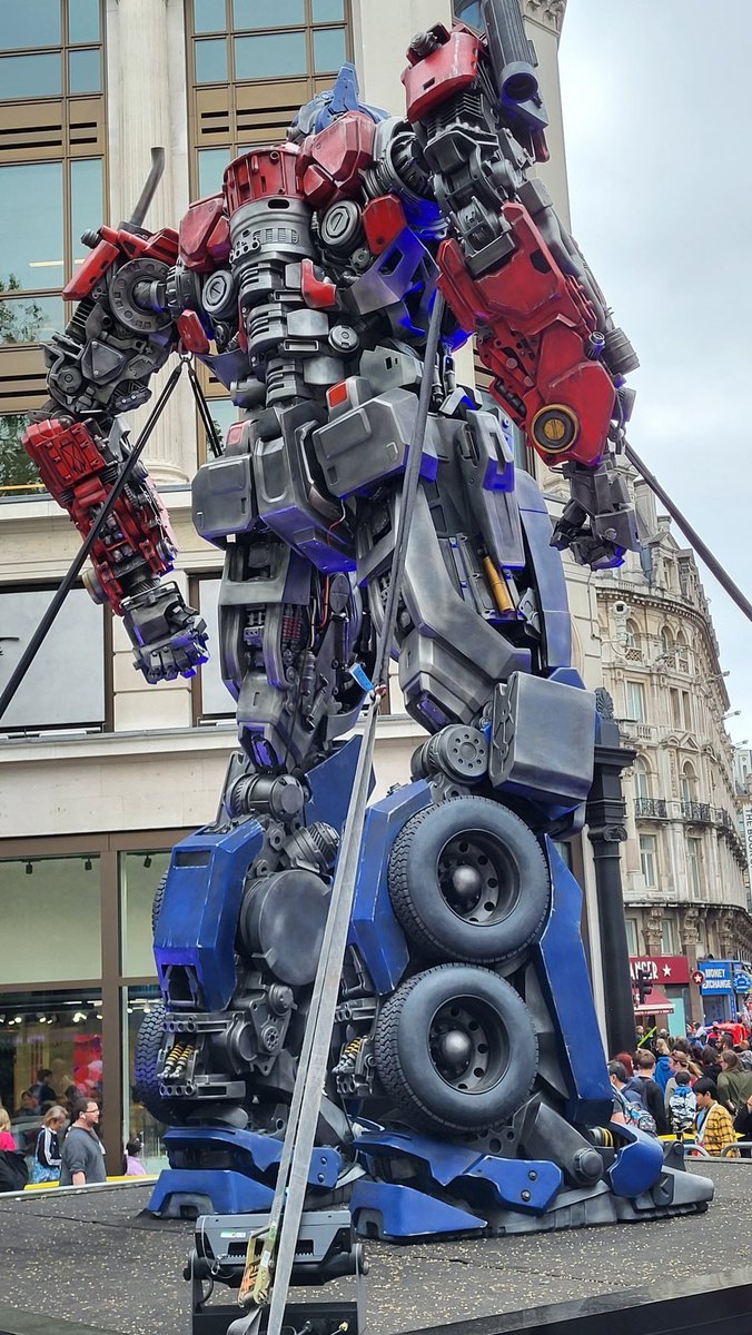 LONDON! 

Now is YOUR CHANCE to check out the Statues!

Feel free to stop by Leicester Square to see the Optimus Prime and Optimus Primal Statues in London! These will be Leaving June 8th!