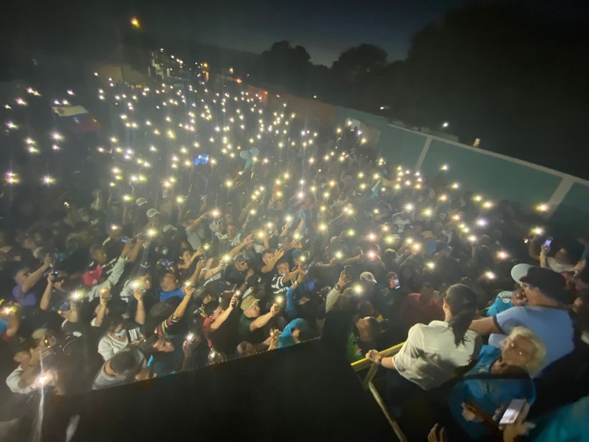 ¡No más oscuridad, viene la luz! 

Así recibieron a @MariaCorinaYA en Coro, en el cierre de su primer día en #Falcón. 

Vamos con fuerza hasta el final. 

#FalcónConMaríaCorina