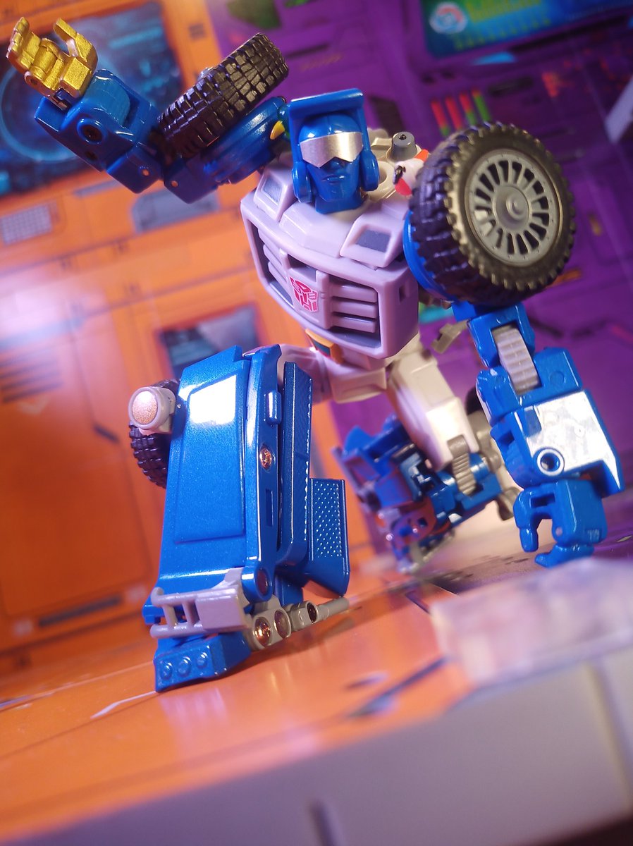 Kureigu8's tweet image. I never realised how good a pose I can get out this guy, need to take older figures off the shelf more often. #Transformers #Xtransbots #Arkose #G1 #Beachcomber #toyphotography
