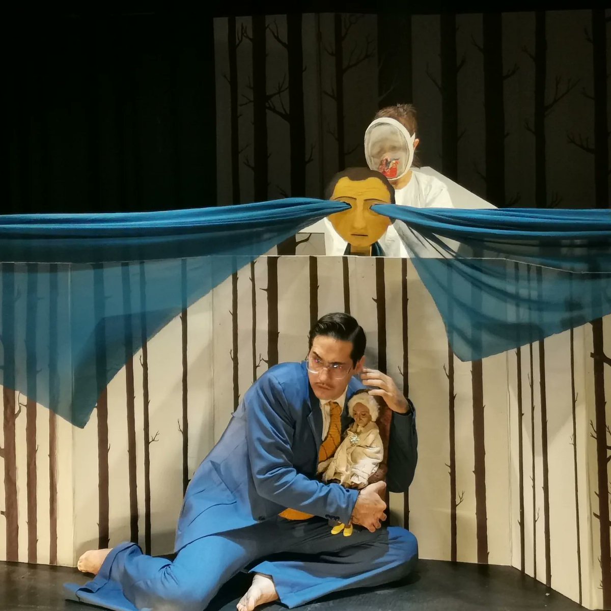 Hoy, última función de <a href="/TPsicotronico/">Granguiñol Psicotrónico (Teatro MX)</a>

INSTRUCCIONES PARA SEMBRAR UN JARDÍN

De <a href="/Jatziri_Lara/">Itzel Lara</a>

Dirección, adaptación e iluminación: LUIS ALCOCER GUERRERO

Con KAREN CASTELLANOS, ERNESTO GARCÍAS, HÉCTOR IVÁN GONZÁLEZ y ALEJANDRA VEGA

¡Te esperamos!

#correlavoz #OcupaUnaButaca