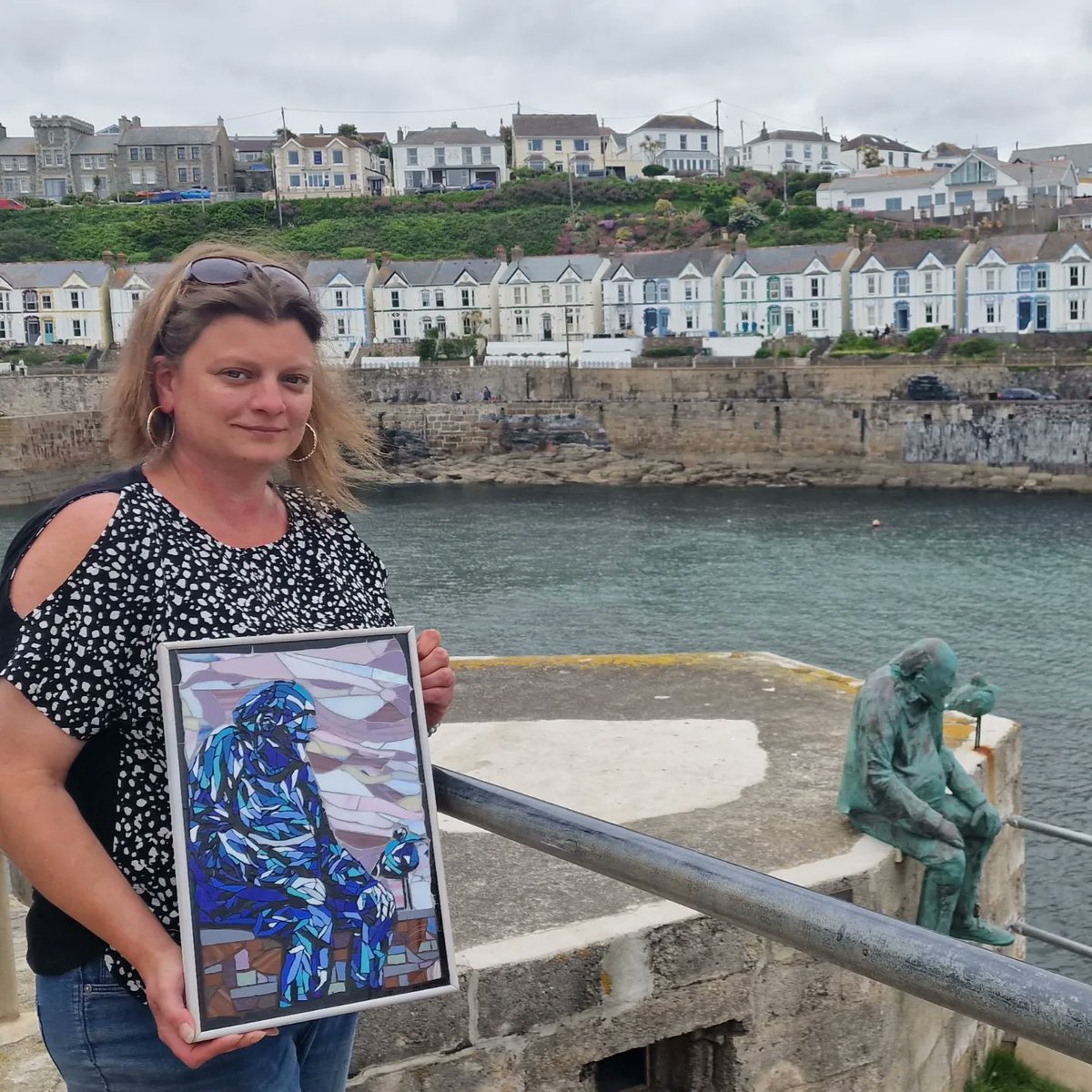 #PorthLeven 
Took Dave (Mosaic version) to see Dave ( #hollybendall sculpture) Now in his new space in The Shipyard Market on the art exhibition wall.😁

#monchicmosaics  #mosaic #mosaicart #glassart #artforsale #porthlevenarts #Cornwall #mhhsbd #sbs #CraftBizParty #firsttmsater