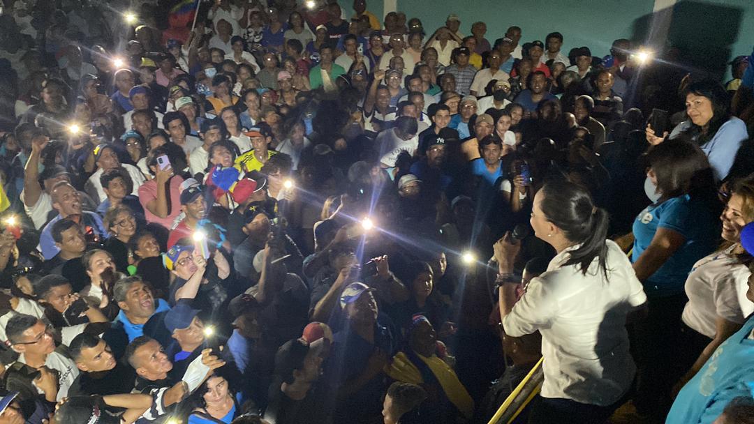 VenteVenezuela's tweet photo. 🗣️María Corina desde Coro: "Ellos están dispuestos a todo y nosotros también. Pero a ellos los mueve el odio y a nosotros la fuerza, la verdad, la dignidad y el amor."

#FalcónConMaríaCorina https://t.co/29WSXEgsLl