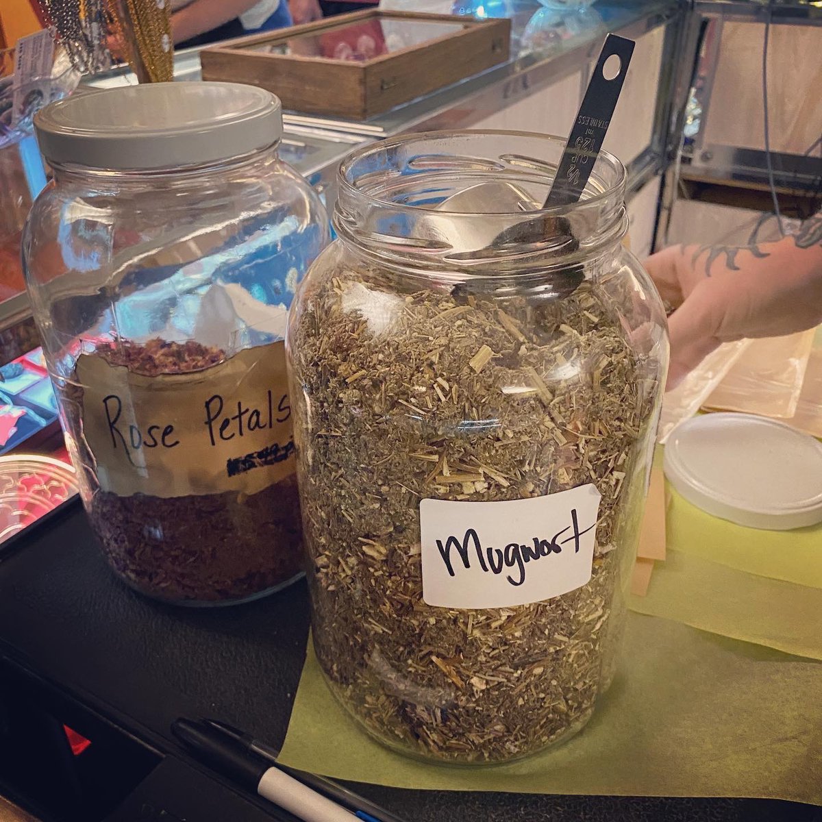 Team member Shelby has bagged up more Mugwort for y'all! 

We've got your Mugwort here: aromags.com/product/mugwor…

#Mugwort #OrganicHerbs #Herbs #MagicalHerbs #witch #hoodoo #Witchcraft #witchcraftsupplies #hoodoosupplies #lunar #herbs #organic #Psychic #clairvoyant