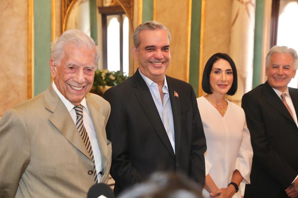 Mario Vargas Llosa nos calificó de nazis y de ser los parias del Caribe.  Hoy forma parte de esos parias al recibir la nacionalidad dominicana.  Paradoja de la vida.