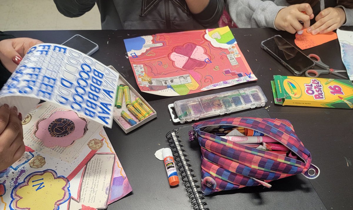 WolfPackArtWMS's tweet photo. We did art till the end! Finished out the year with linear perspective, 3D, awards, and face painting! Can't wait till see what the next school year has in store!
@Welch_WolfPack 
#WMSWolfPack #WolfPack #WolfPackArt #WMSArtRocks https://t.co/LkV6zP5Aoa