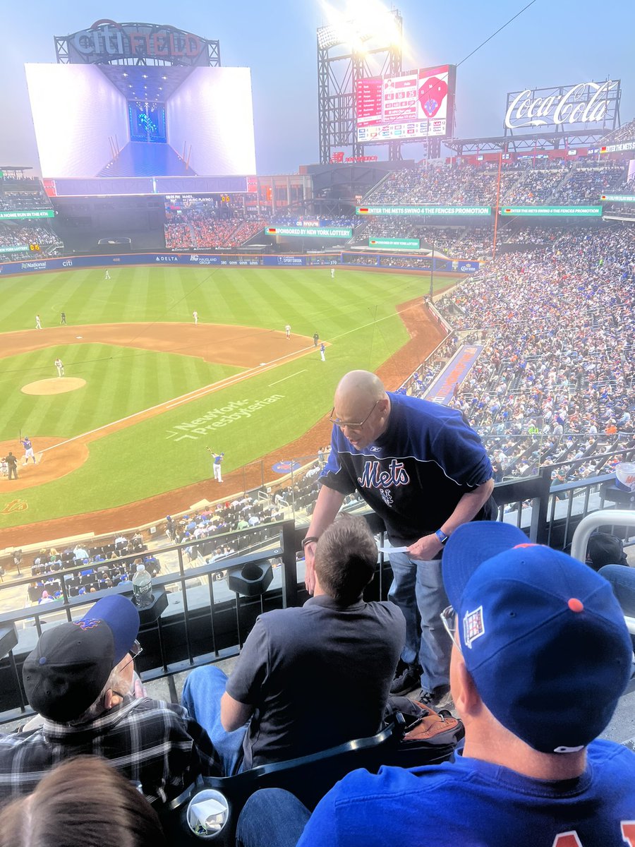 MastbaumMax's tweet photo. Evan Roberts being a man of the people.  Giving out autographs to fans @PulseOfThePPL @EvanRobertsWFAN @craigcartonlive https://t.co/ujgBclSlgH