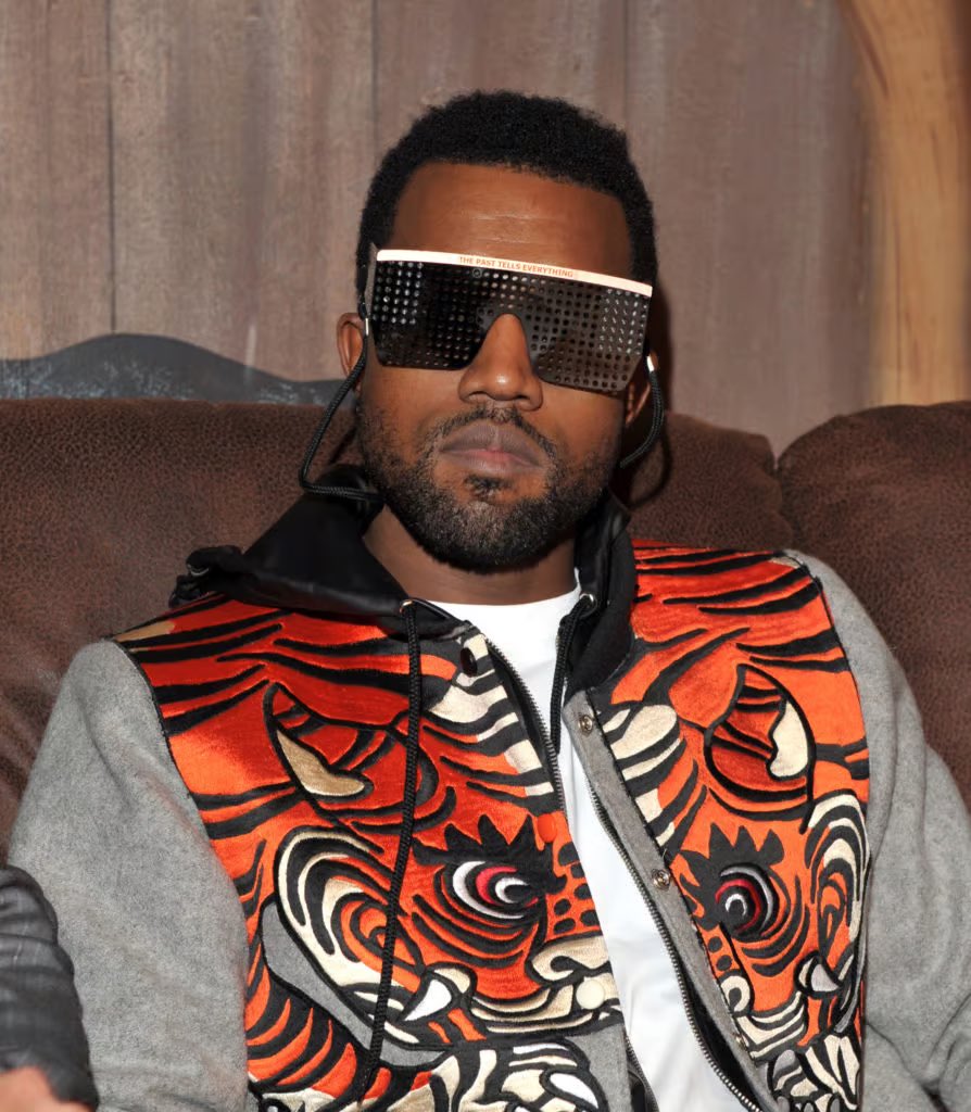 vebeentrill's tweet photo. NIGGA HOW TF DID BRUCE GET THAT PASTELLE SWEATER ??

REAL KANYE FANS KNOW . https://t.co/2jPa8eoA1s